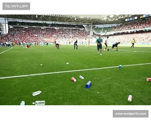 比赛中断期间看台投掷杂物 球迷行为引发关注